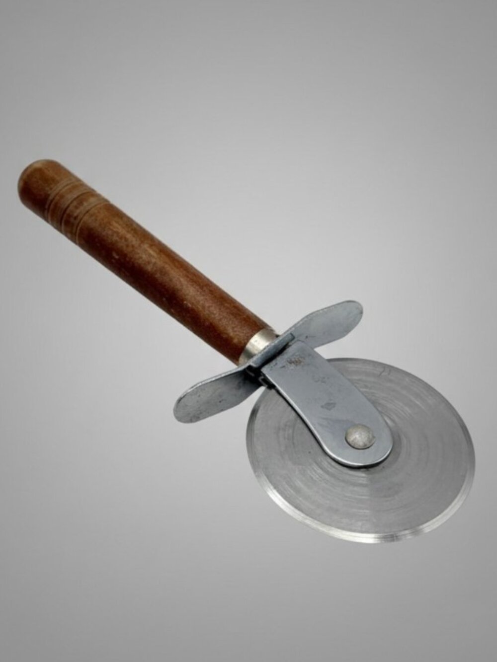 Vintage Stainless Taiwan Pizza Cutter Wood Handle Wheel Kitchen Utensil 7"